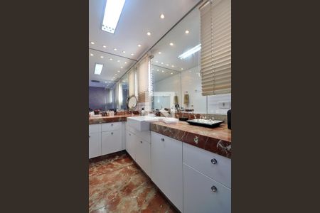 Apartamento à venda com 227m², 3 quartos e 4 vagasBanheiro da Suíte 3