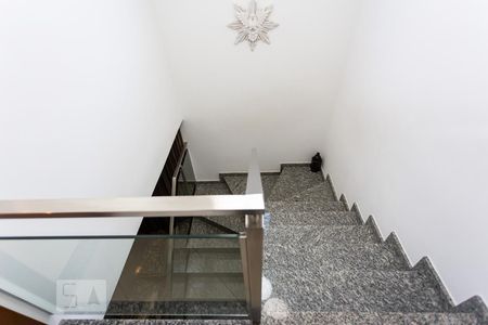 Casa à venda com 180m², 3 quartos e 4 vagas Casa à venda com 180m², 3 quartos e 4 vagasEscada