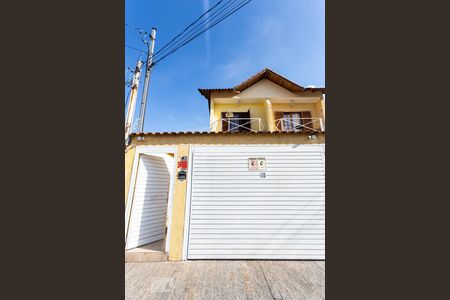 Casa à venda com 180m², 3 quartos e 4 vagas Casa à venda com 180m², 3 quartos e 4 vagasFachada