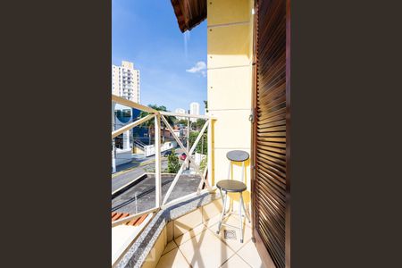 Casa à venda com 180m², 3 quartos e 4 vagas Casa à venda com 180m², 3 quartos e 4 vagasVaranda