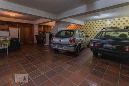 Casa à venda com 580m², 3 quartos e 8 vagas Casa à venda com 580m², 3 quartos e 8 vagasEscada Acesso Garagem