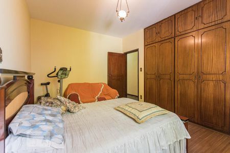 Casa à venda com 580m², 3 quartos e 8 vagas Casa à venda com 580m², 3 quartos e 8 vagasQuarto 2