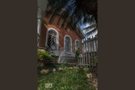 Casa à venda com 580m², 3 quartos e 8 vagas Casa à venda com 580m², 3 quartos e 8 vagasFachada