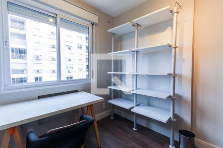 Quarto  de apartamento para alugar com 2 quartos, 65m² em Passo da Areia, Porto Alegre