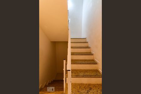 Casa à venda com 236m², 5 quartos e 3 vagasEscada