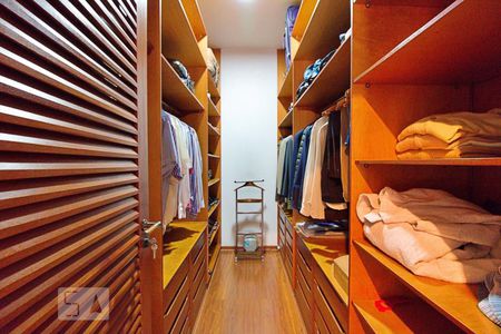 Casa à venda com 430m², 4 quartos e 5 vagas Casa à venda com 430m², 4 quartos e 5 vagasCloset da Suíte 2