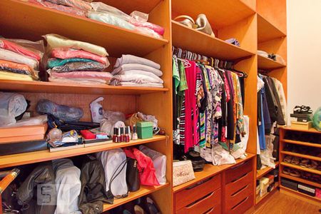 Casa à venda com 430m², 4 quartos e 5 vagas Casa à venda com 430m², 4 quartos e 5 vagasCloset da Suíte 3