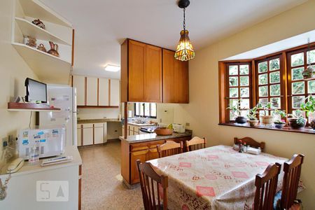 Casa à venda com 430m², 4 quartos e 5 vagas Casa à venda com 430m², 4 quartos e 5 vagasCozinha
