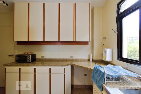 Casa à venda com 430m², 4 quartos e 5 vagas Casa à venda com 430m², 4 quartos e 5 vagasCozinha