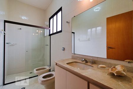 Casa à venda com 430m², 4 quartos e 5 vagas Casa à venda com 430m², 4 quartos e 5 vagasBanheiro da Suíte 1