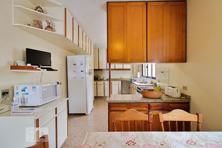Casa à venda com 430m², 4 quartos e 5 vagas Casa à venda com 430m², 4 quartos e 5 vagasCozinha