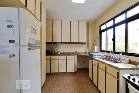 Casa à venda com 430m², 4 quartos e 5 vagas Casa à venda com 430m², 4 quartos e 5 vagasCozinha