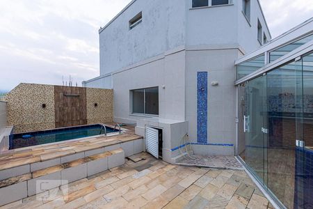 Apartamento à venda com 130m², 3 quartos e 2 vagas Apartamento à venda com 130m², 3 quartos e 2 vagasÁrea comum - Piscina