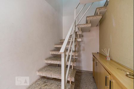 Casa à venda com 400m², 6 quartos e 2 vagasEscada de Entrada