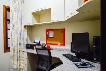 Casa à venda com 220m², 4 quartos e 3 vagasEscritório