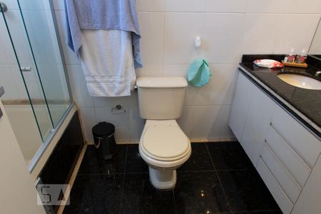 Apartamento à venda com 389m², 4 quartos e 4 vagasBanheiro da Suíte 2