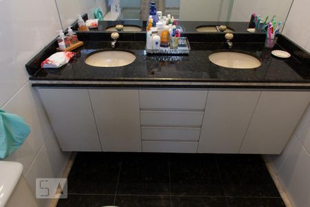 Apartamento à venda com 389m², 4 quartos e 4 vagasBanheiro da Suíte 2