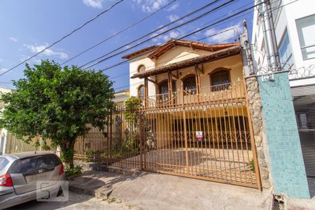 Casa à venda com 400m², 4 quartos e 3 vagas Casa à venda com 400m², 4 quartos e 3 vagasFachada