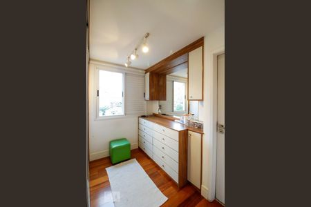 Apartamento à venda com 79m², 2 quartos e 2 vagas Apartamento à venda com 79m², 2 quartos e 2 vagasCloset da suíte