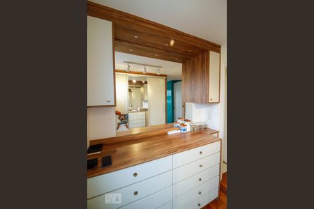 Apartamento à venda com 79m², 2 quartos e 2 vagas Apartamento à venda com 79m², 2 quartos e 2 vagasCloset da suíte