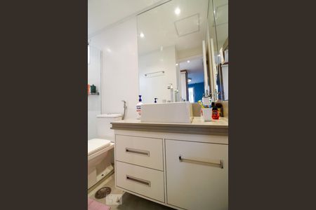 Apartamento à venda com 79m², 2 quartos e 2 vagas Apartamento à venda com 79m², 2 quartos e 2 vagasBanheiro da Suíte