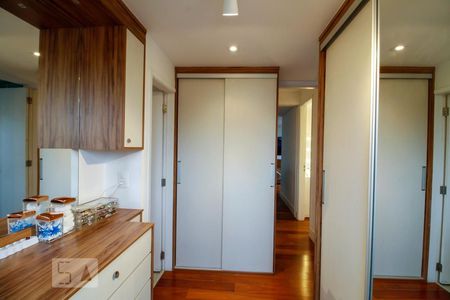 Apartamento à venda com 79m², 2 quartos e 2 vagas Apartamento à venda com 79m², 2 quartos e 2 vagasCloset da suíte