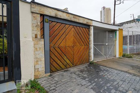 Casa à venda com 200m², 3 quartos e 2 vagas Casa à venda com 200m², 3 quartos e 2 vagasFachada