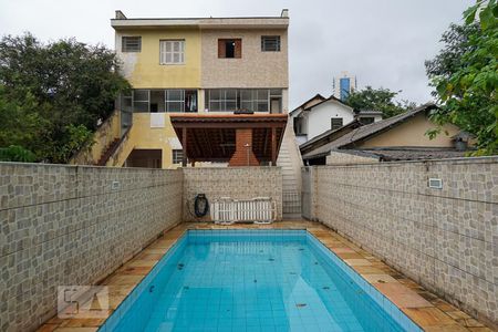 Casa à venda com 200m², 3 quartos e 2 vagas Casa à venda com 200m², 3 quartos e 2 vagasPiscina