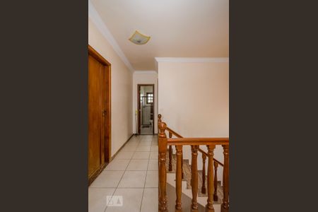 Casa para alugar com 300m², 4 quartos e 3 vagasEscada