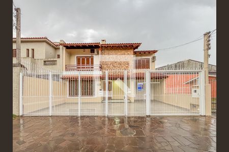 Casa à venda com 356m², 5 quartos e 4 vagas Casa à venda com 356m², 5 quartos e 4 vagasFachada