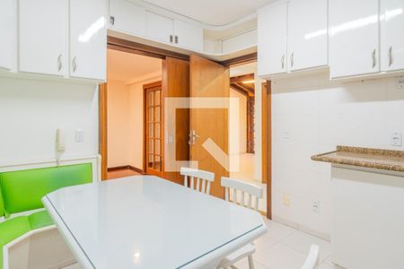Casa à venda com 356m², 5 quartos e 4 vagas Casa à venda com 356m², 5 quartos e 4 vagasCozinha