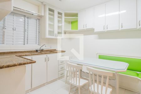 Casa à venda com 356m², 5 quartos e 4 vagas Casa à venda com 356m², 5 quartos e 4 vagasCozinha