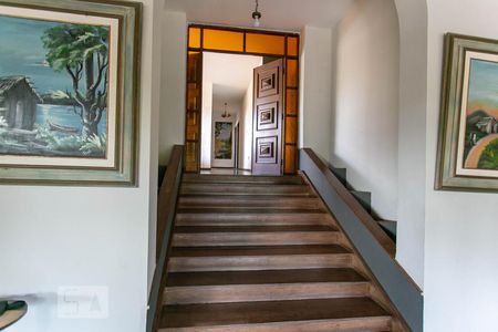 Casa à venda com 480m², 4 quartos e 12 vagas Casa à venda com 480m², 4 quartos e 12 vagasEscada