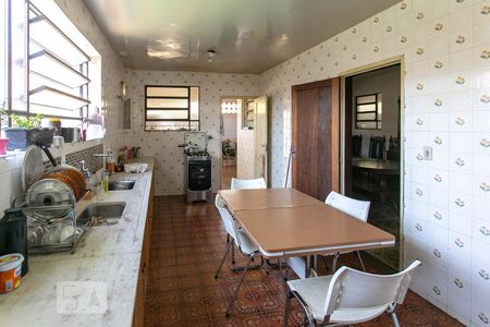 Casa à venda com 480m², 4 quartos e 12 vagas Casa à venda com 480m², 4 quartos e 12 vagasCozinha