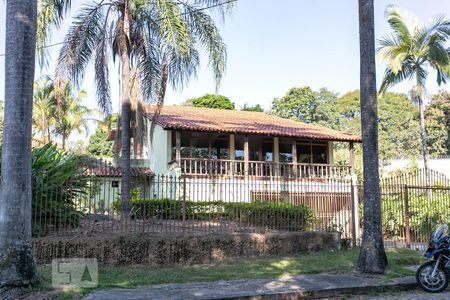 Casa à venda com 480m², 4 quartos e 12 vagas Casa à venda com 480m², 4 quartos e 12 vagasFachada