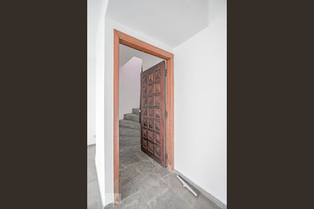 Casa à venda com 342m², 3 quartos e 2 vagasEscada para o Salão 2