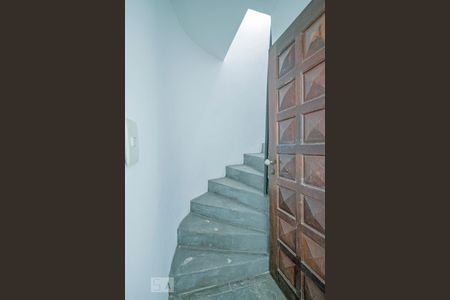 Casa à venda com 342m², 3 quartos e 2 vagasEscada para o Salão 2