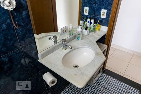 Casa à venda com 336m², 5 quartos e 3 vagasEdícula - Banheiro