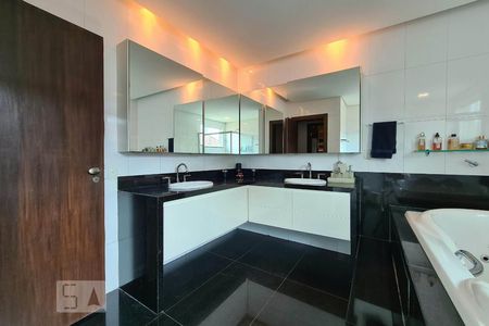 Casa à venda com 100m², 4 quartos e 11 vagasBanheiro Suíte 1