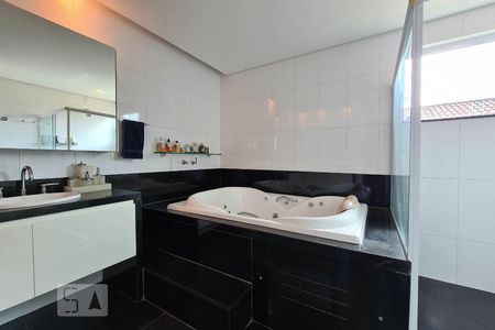 Casa à venda com 100m², 4 quartos e 11 vagasBanheiro Suíte 1