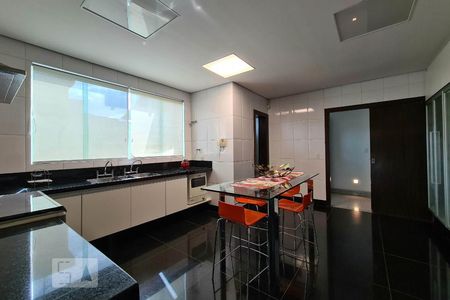 Casa à venda com 100m², 4 quartos e 11 vagasCozinha