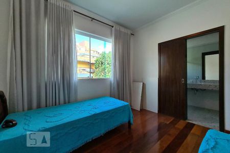 Casa à venda com 100m², 4 quartos e 11 vagasSuíte 2