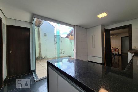 Casa à venda com 100m², 4 quartos e 11 vagasÁrea de Serviço
