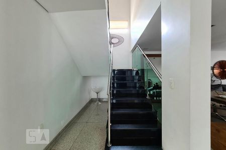 Casa à venda com 100m², 4 quartos e 11 vagasEscada