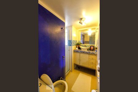 Casa de condomínio à venda com 300m², 5 quartos e 1 vaga Casa de condomínio à venda com 300m², 5 quartos e 1 vagaBanheiro da Suíte 2