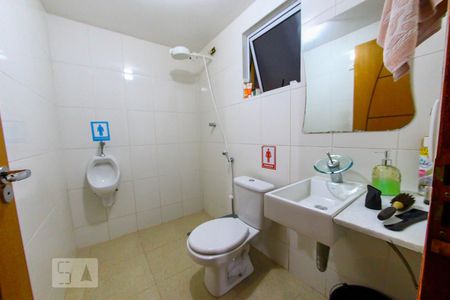 Casa à venda com 300m², 5 quartos e 6 vagas Casa à venda com 300m², 5 quartos e 6 vagasBanheiro da Piscina