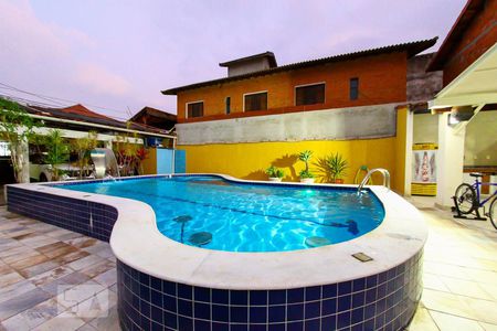 Casa à venda com 300m², 5 quartos e 6 vagas Casa à venda com 300m², 5 quartos e 6 vagasPiscina