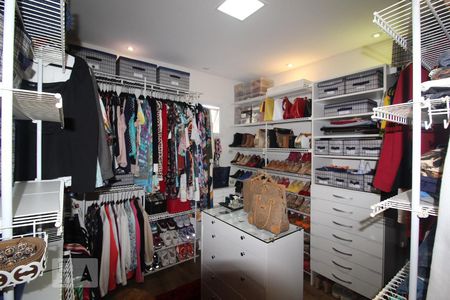 Casa à venda com 240m², 4 quartos e 3 vagasCloset Quarto 2 suite