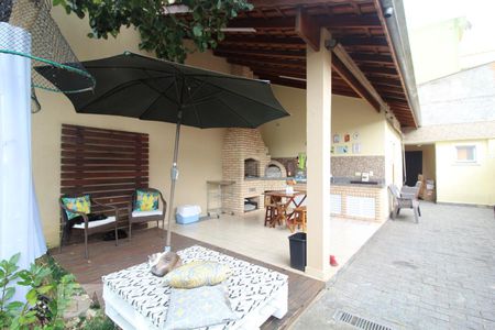 Casa à venda com 240m², 4 quartos e 3 vagasChurrasqueira