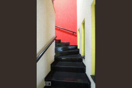 Casa à venda com 220m², 2 quartos e 4 vagas Casa à venda com 220m², 2 quartos e 4 vagasEscada